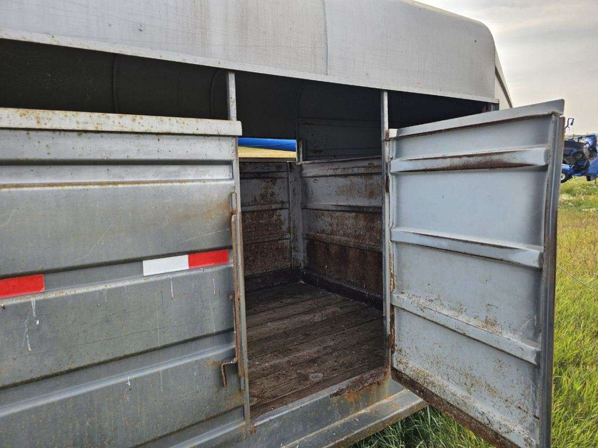 2002 Duncan 8'6" x 20' Gooseneck Livestock Trailer