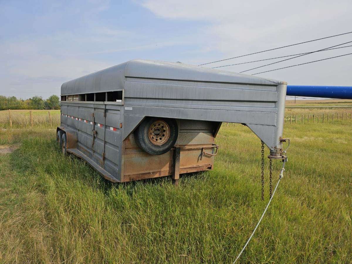 2002 Duncan 8'6" x 20' Gooseneck Livestock Trailer