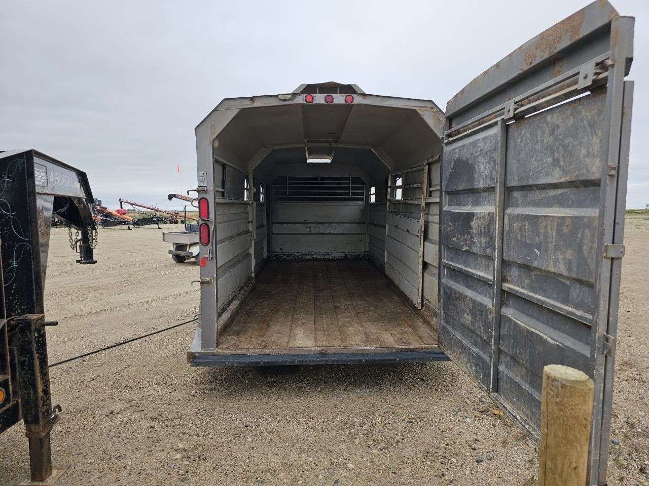2009 Norbert 7'6" x 20' Gooseneck Livestock Trailer