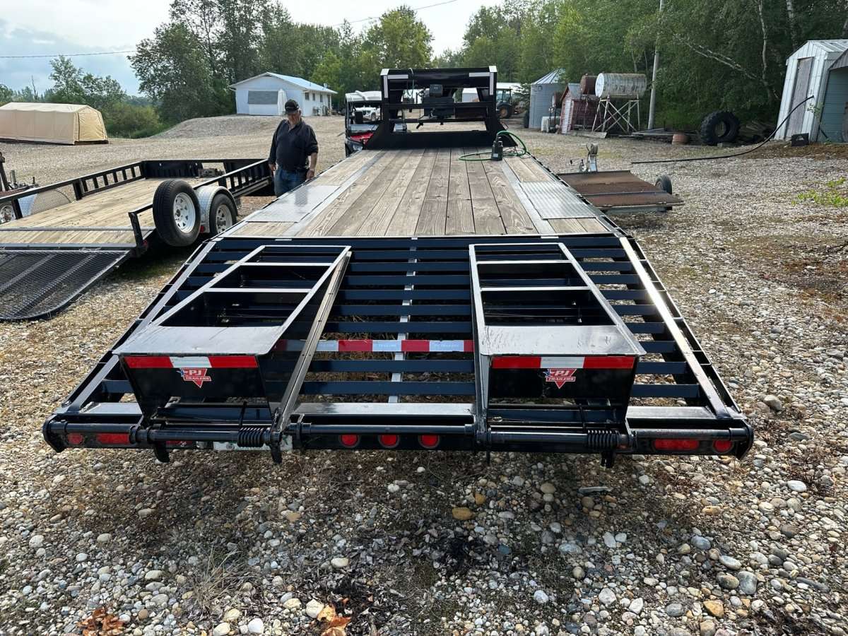 2020 PJ Gooseneck 25' Beavertail Flat Deck Trailer