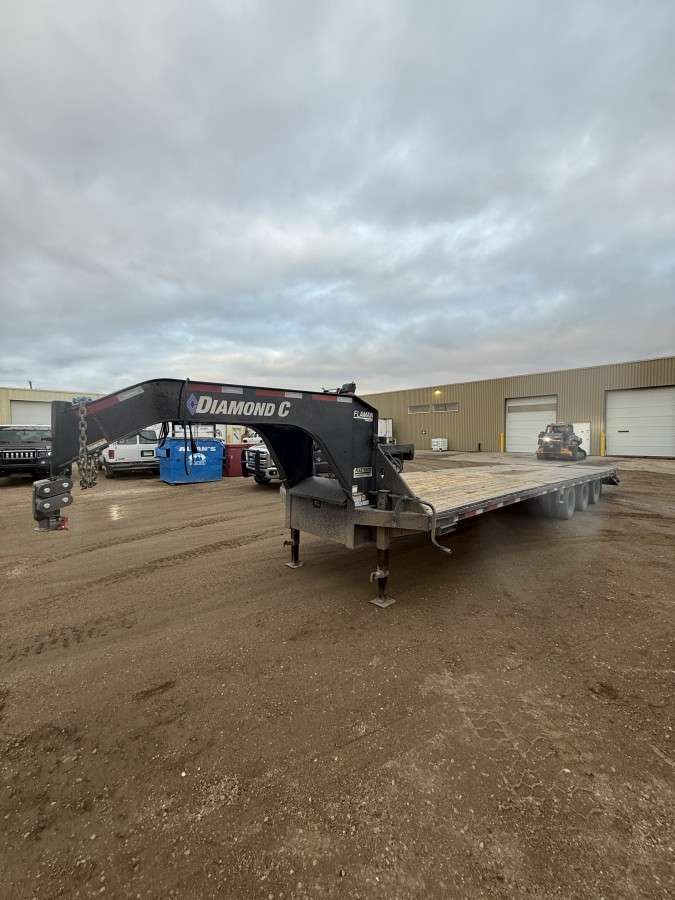 2021 Diamond C FMAX 310 32' Gooseneck Flat Deck Trailer