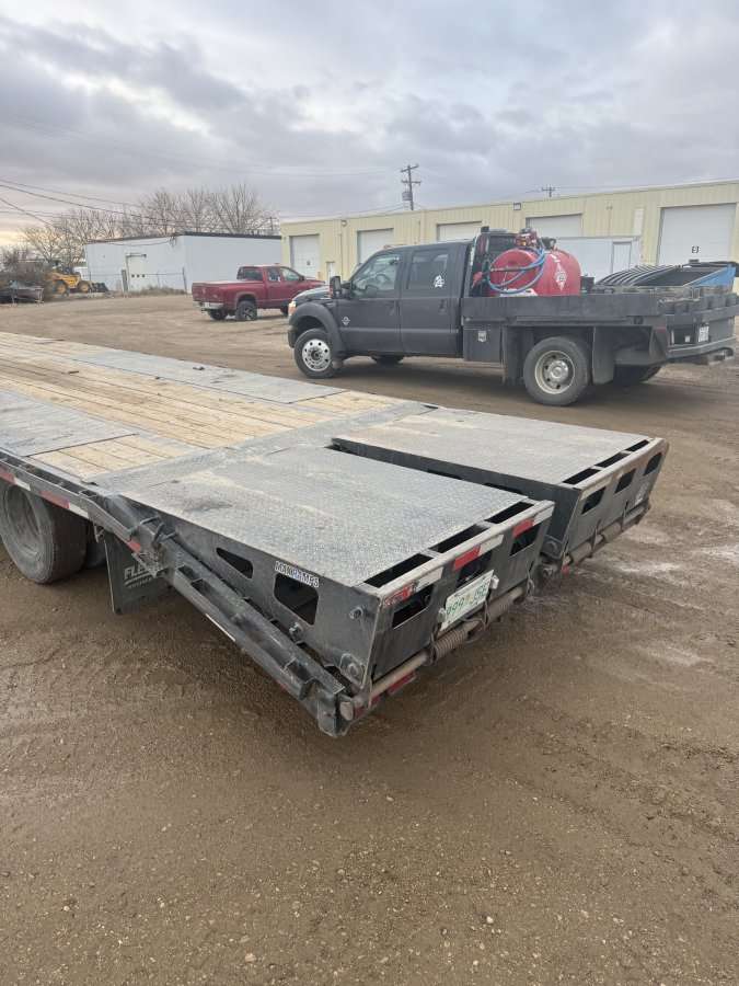 2021 Diamond C FMAX 310 32' Gooseneck Flat Deck Trailer