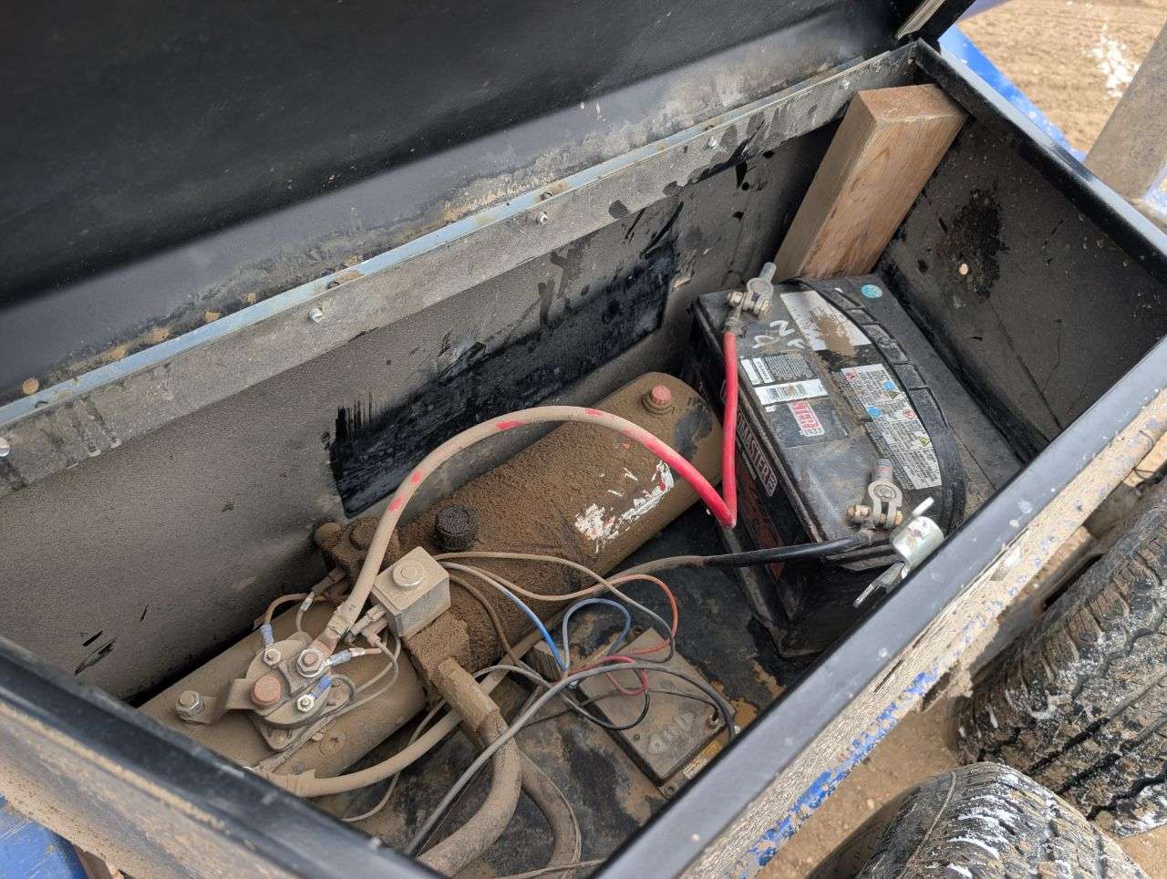 2023 42' Arrow Hyd Tilt Hay Trailer