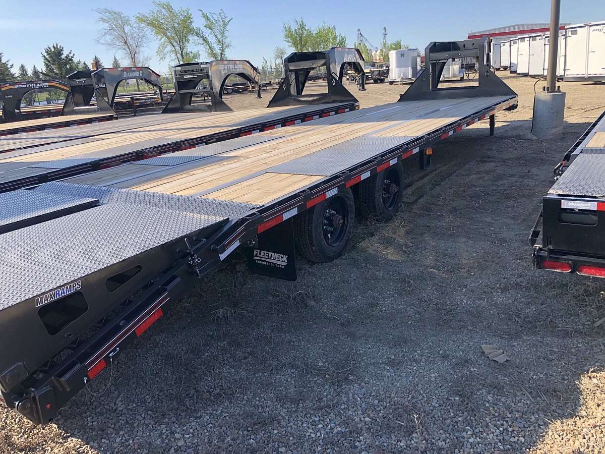 2023 Diamond C 32' Gooseneck Trailer