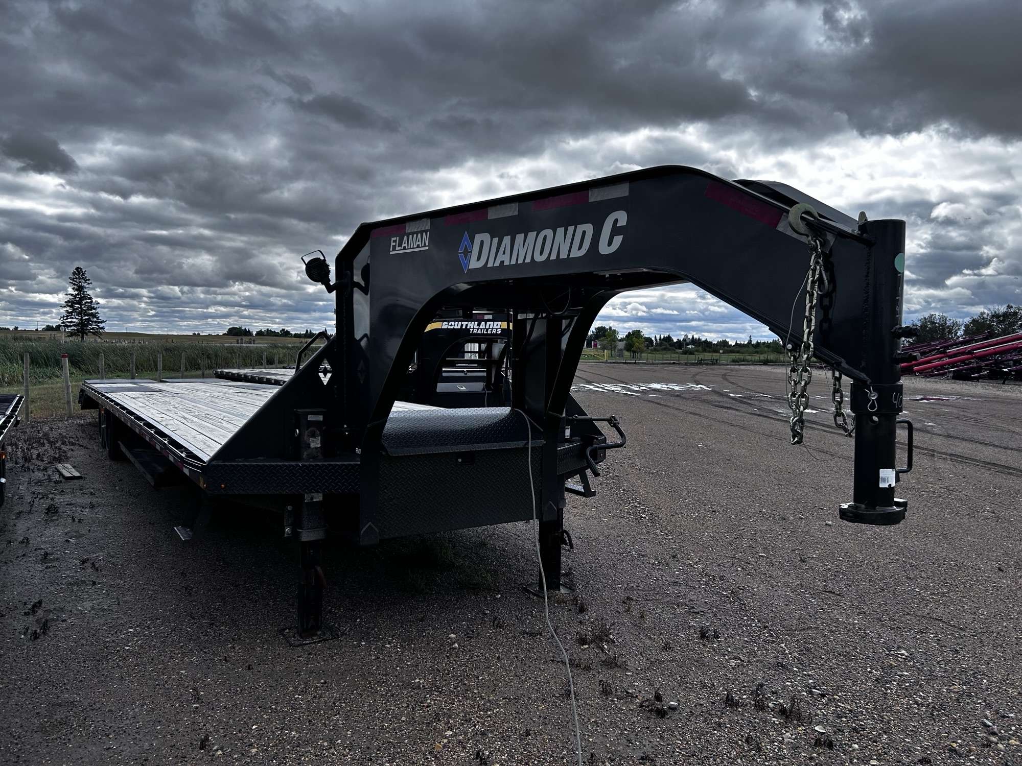2023 Diamond C 8'6" x 40' GN Beavertail Flat Deck Trailer