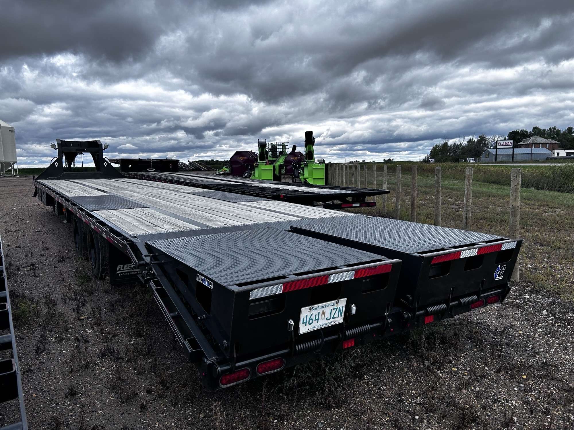 2023 Diamond C 8'6" x 40' GN Beavertail Flat Deck Trailer