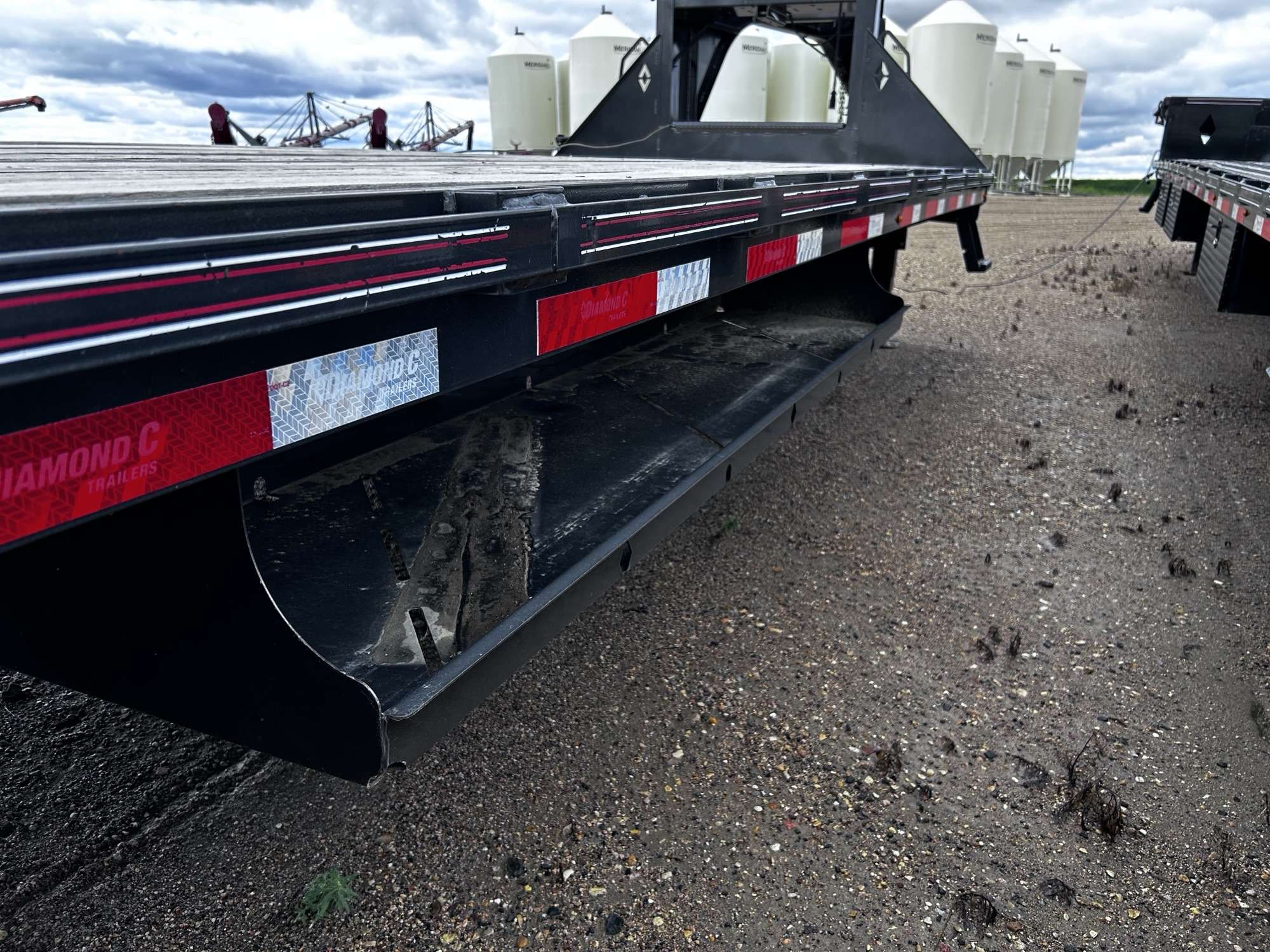 2023 Diamond C 8'6" x 40' GN Beavertail Flat Deck Trailer