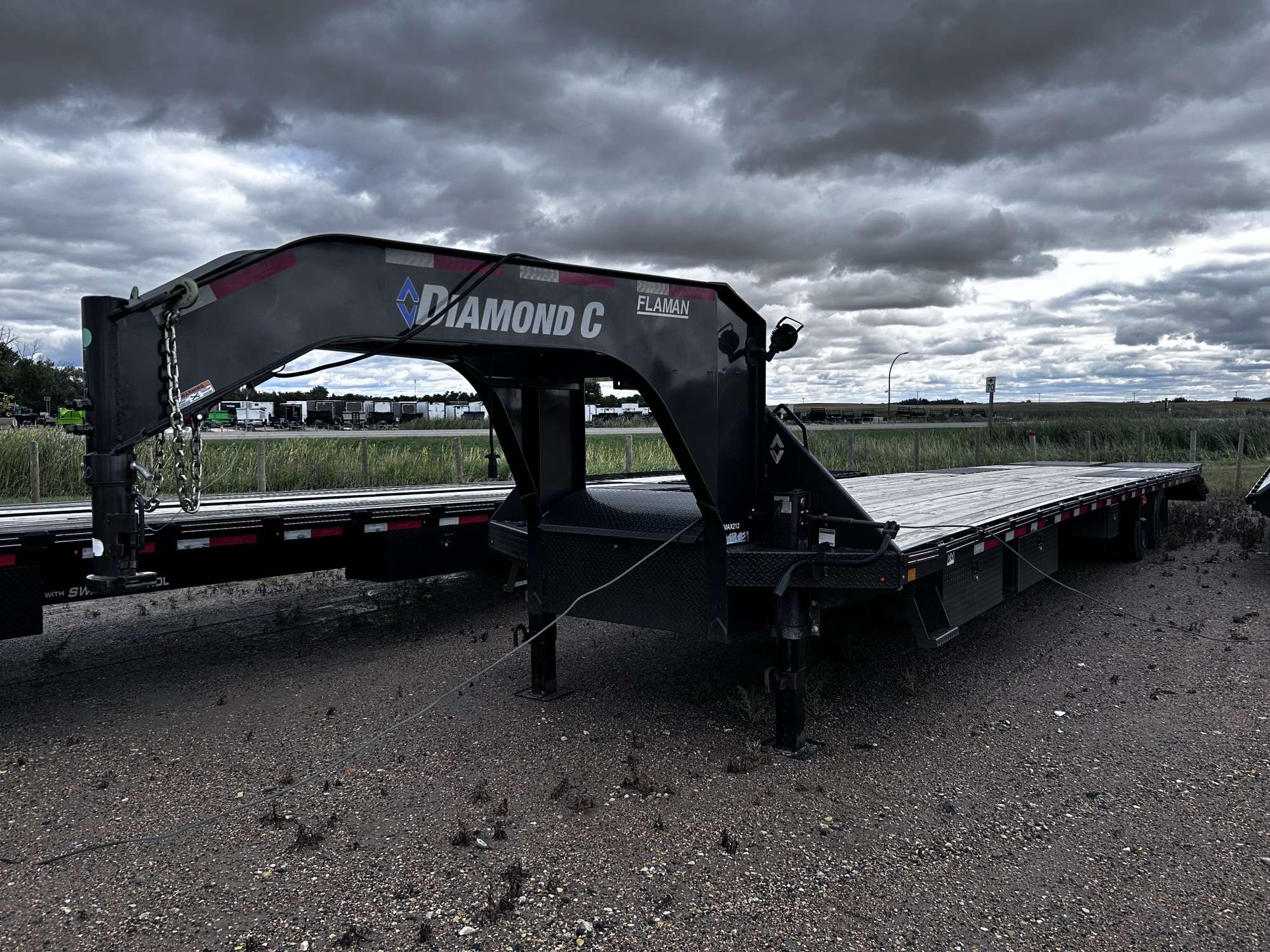 2023 Diamond C 8'6" x 40' GN Beavertail Flat Deck Trailer