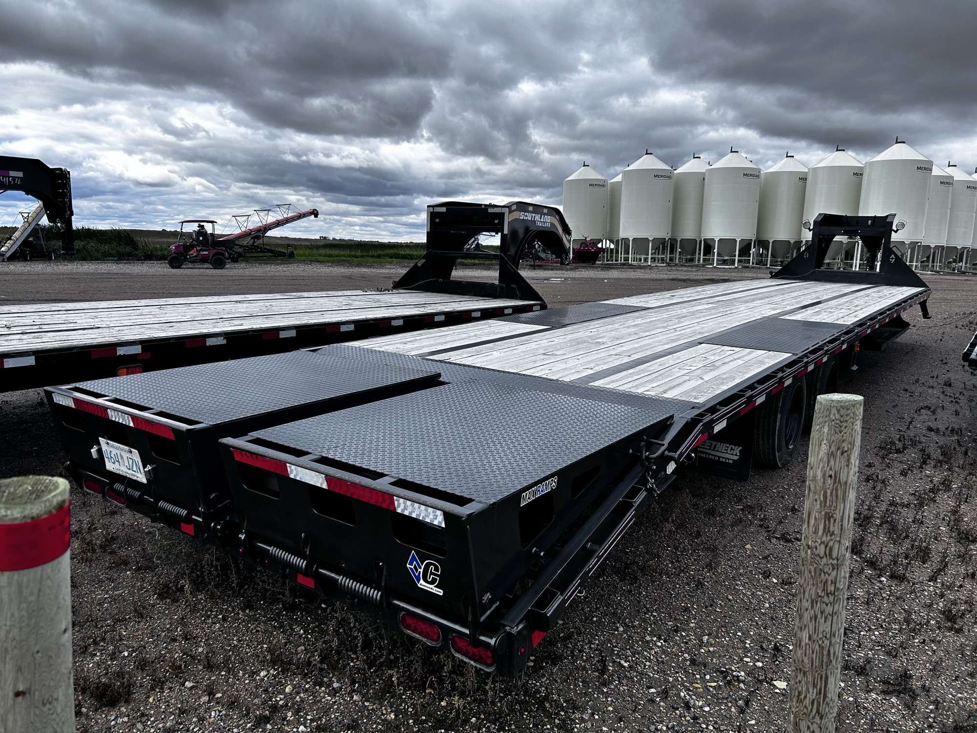 2023 Diamond C 8'6" x 40' GN Beavertail Flat Deck Trailer