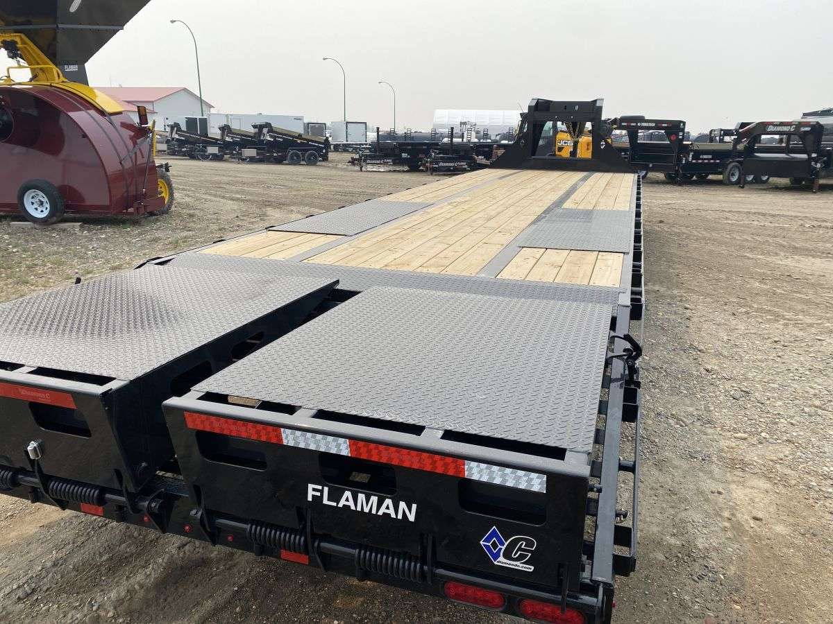 2023 Diamond C FMAX 8'5" x 32' Gooseneck Flat Deck