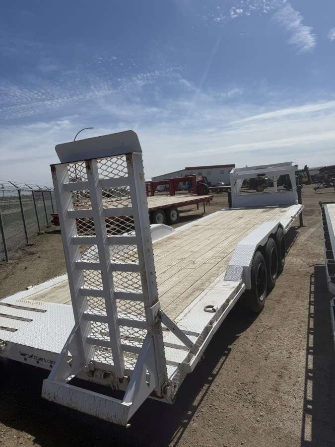 2023 Diamond C LPX 6.8' x 30' Flat Deck Gooseneck