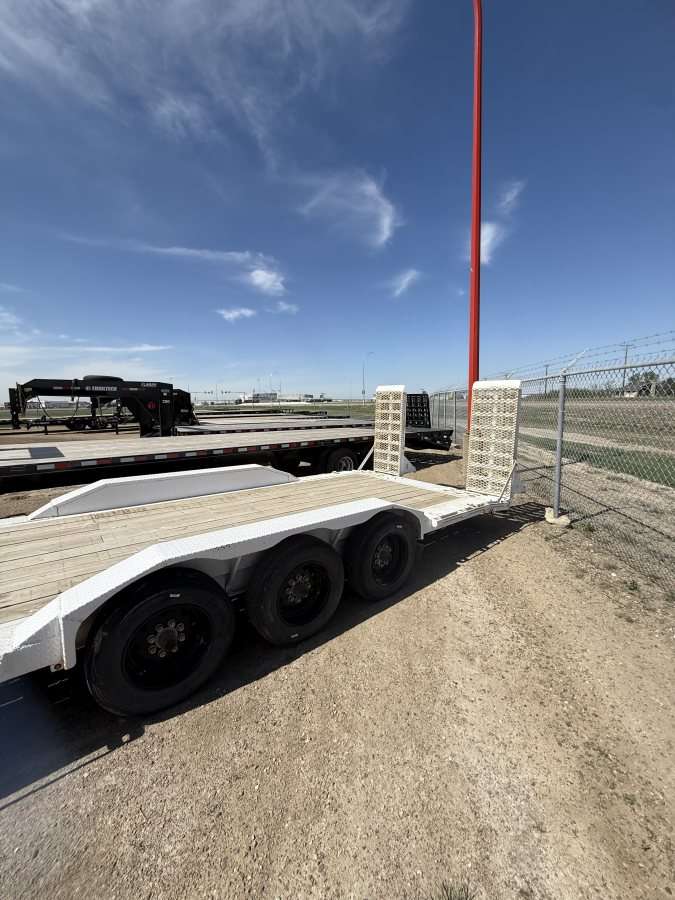2023 Diamond C LPX 6.8' x 30' Flat Deck Gooseneck