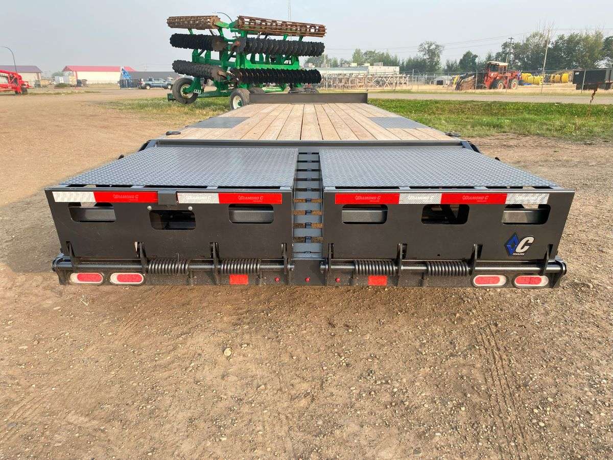 2024 Diamond C 26' Deck-Over Trailer