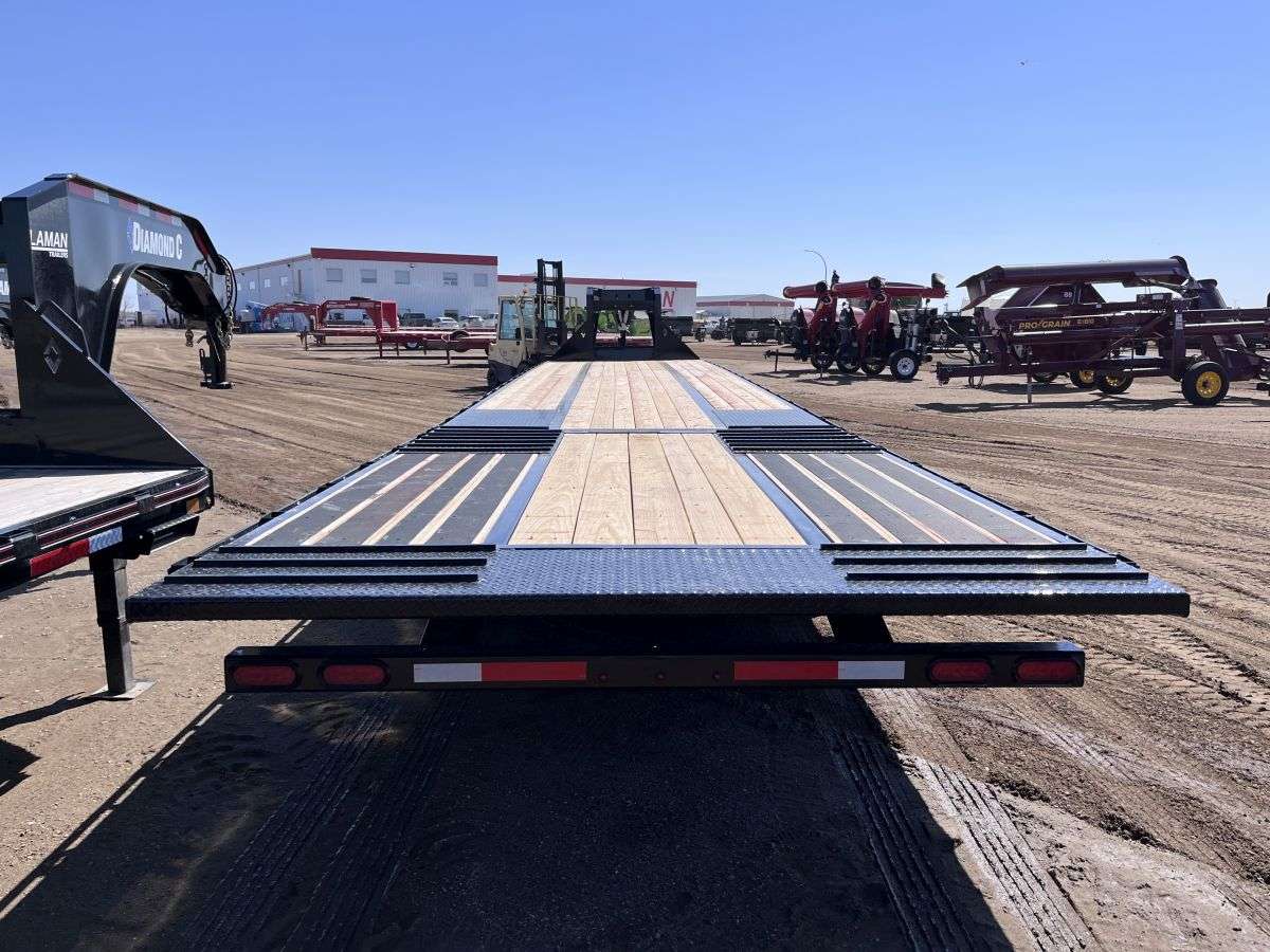 2024 Diamond C FMAX 8'5" x 44' Gooseneck Flat Deck