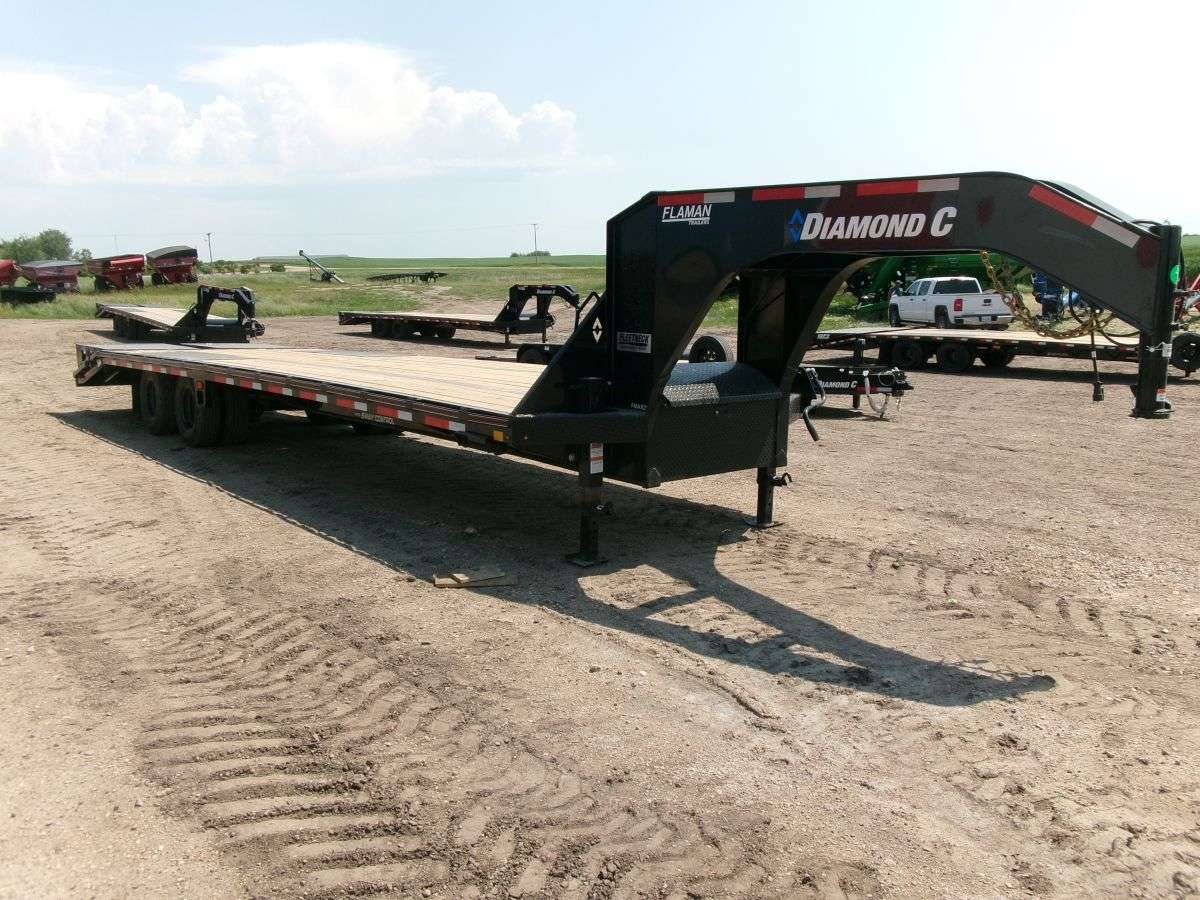 2024 Diamond C FMAX 8'6" x 32' GN Beavertail Flat Deck