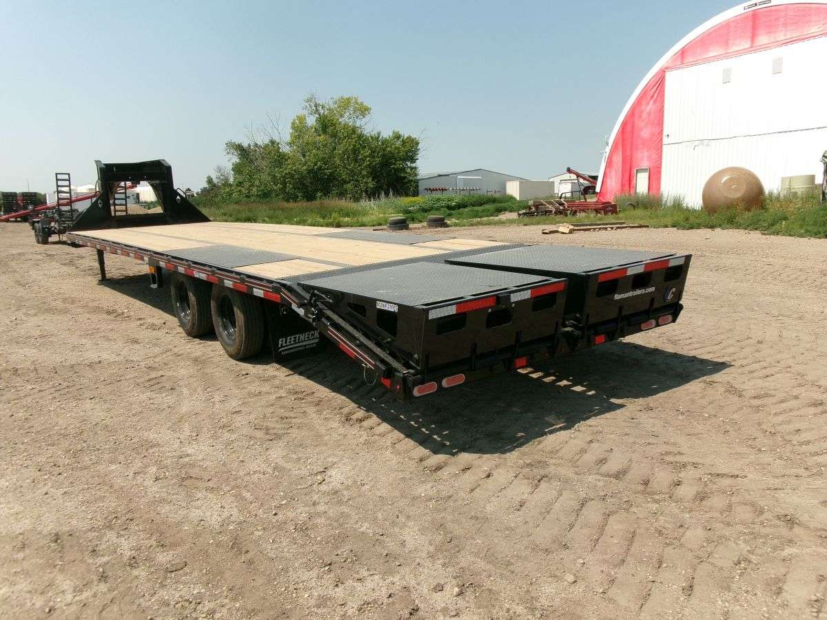 2024 Diamond C FMAX 8'6" x 32' GN Beavertail Flat Deck