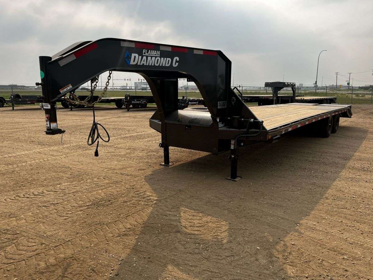 2024 Diamond C FMAX 8'6" x 32' GN Beavertail Flat Deck