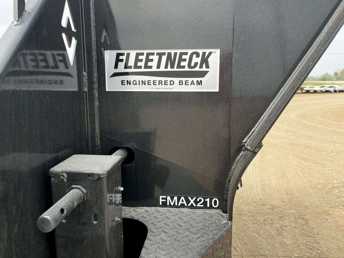 2024 Diamond C FMAX 8'6" x 32' GN Beavertail Flat Deck