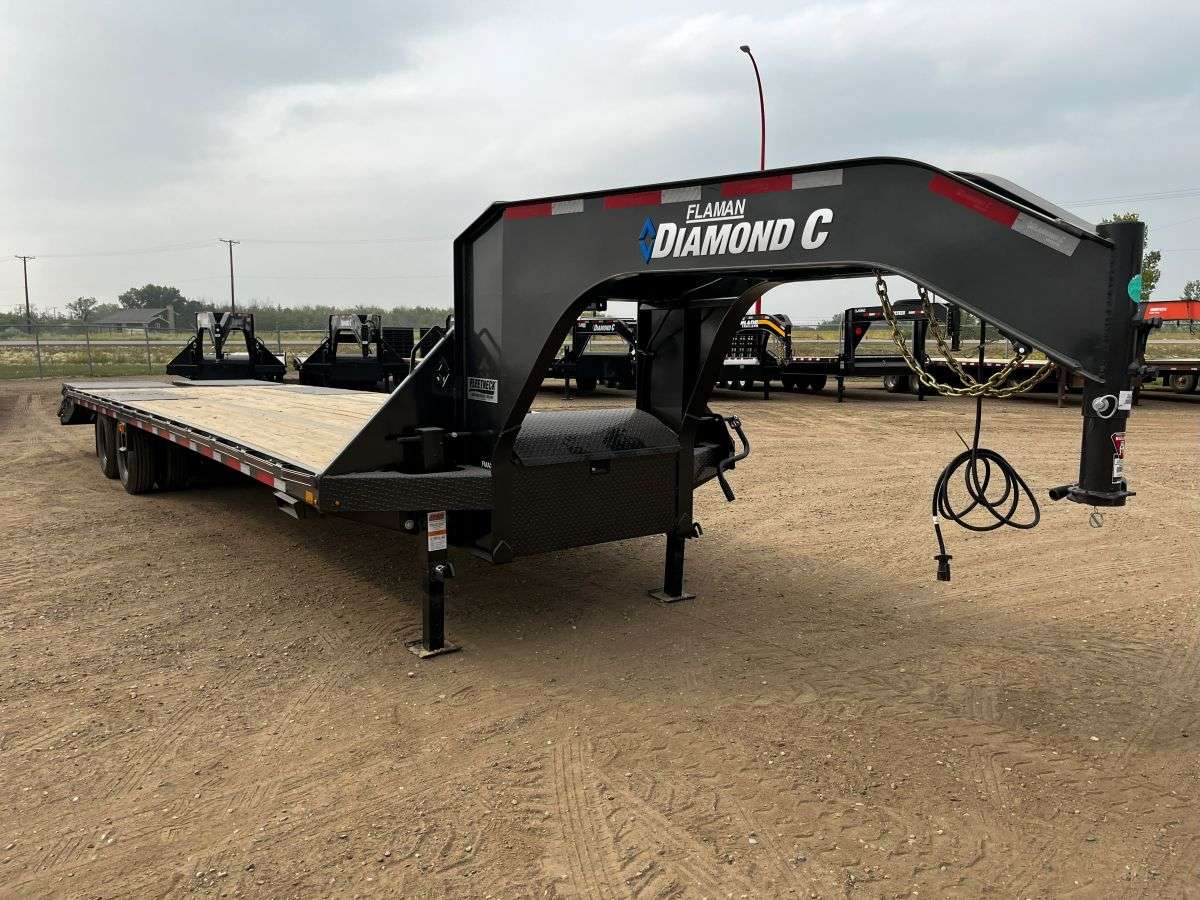 2024 Diamond C FMAX 8'6" x 32' GN Beavertail Flat Deck