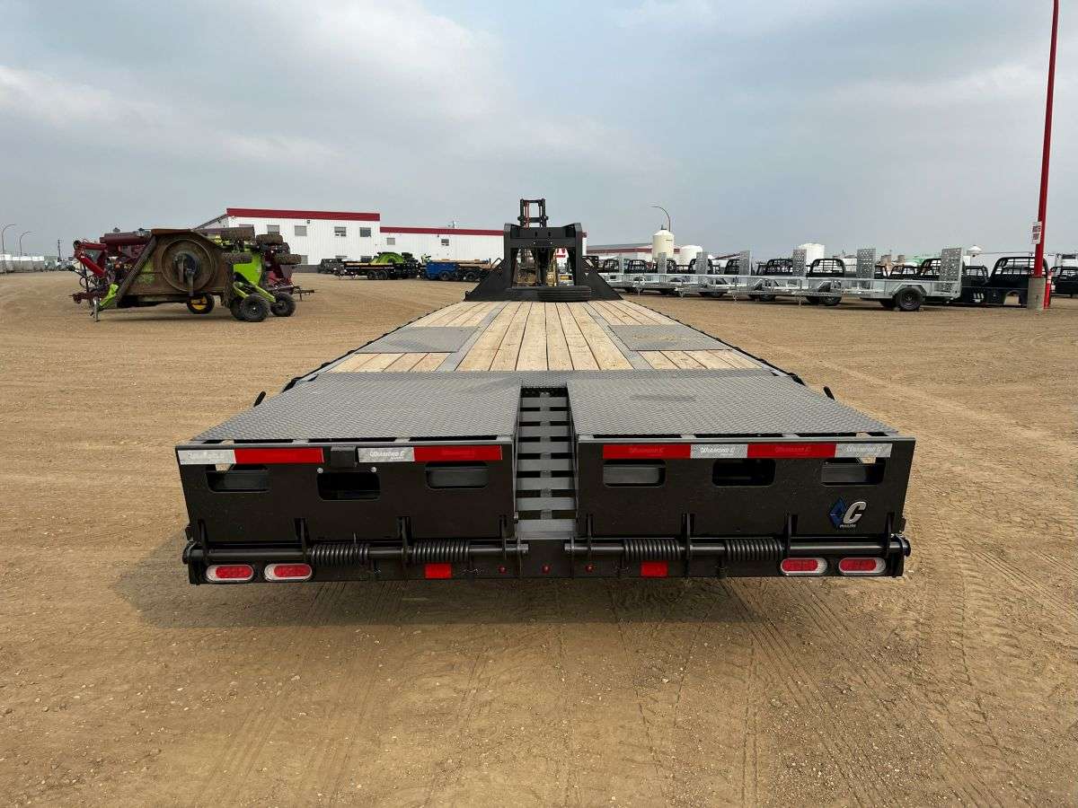 2024 Diamond C FMAX 8'6" x 32' GN Beavertail Flat Deck