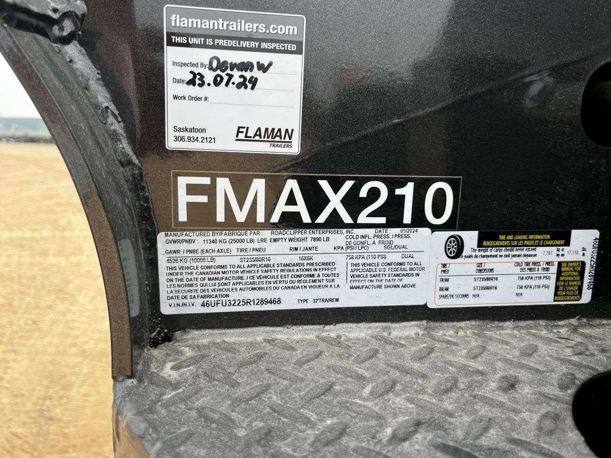 2024 Diamond C FMAX 8'6" x 32' GN Beavertail Flat Deck