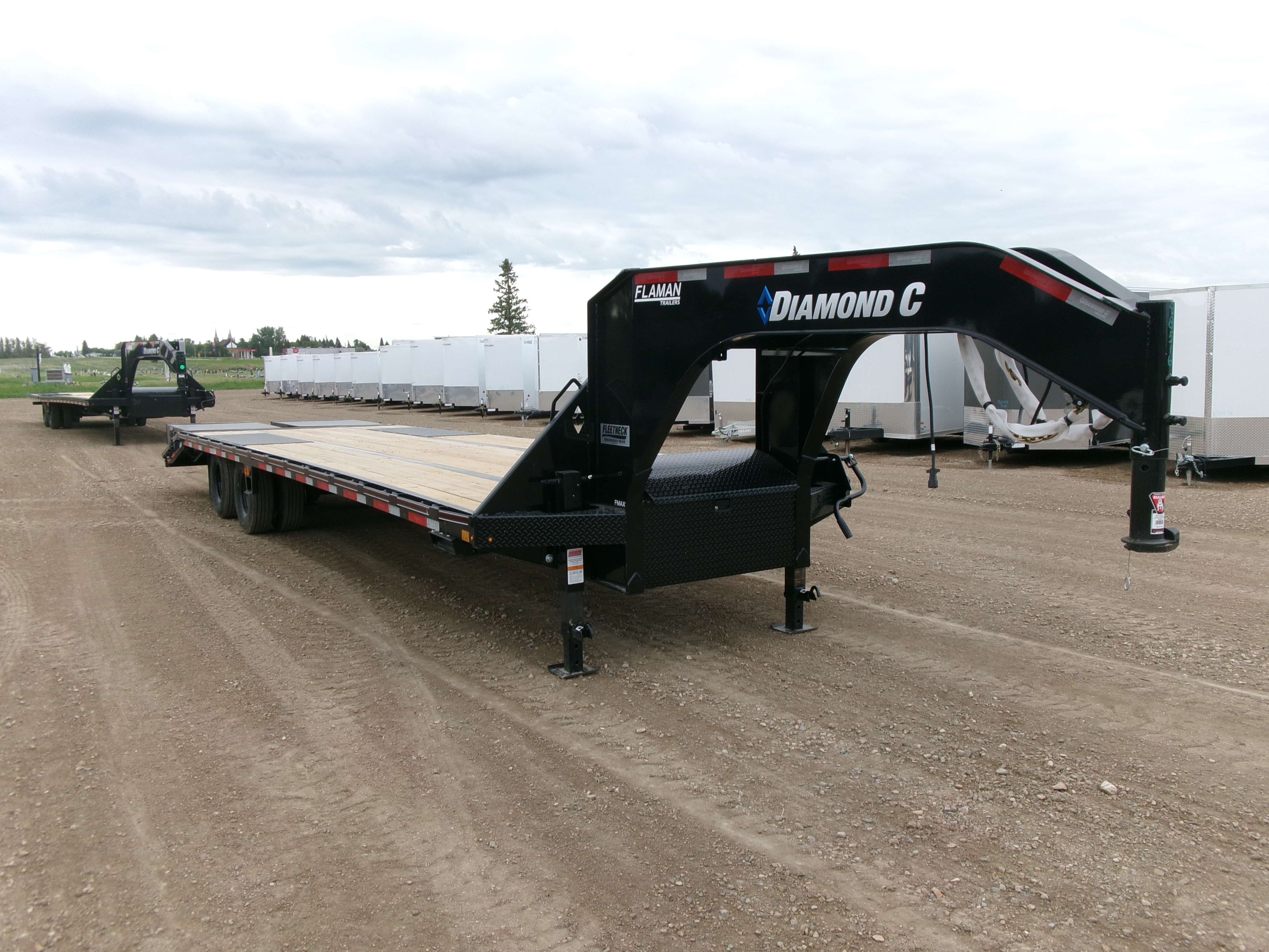 2024 Diamond C FMAX 8'6" x 32' Gooseneck Flat Deck