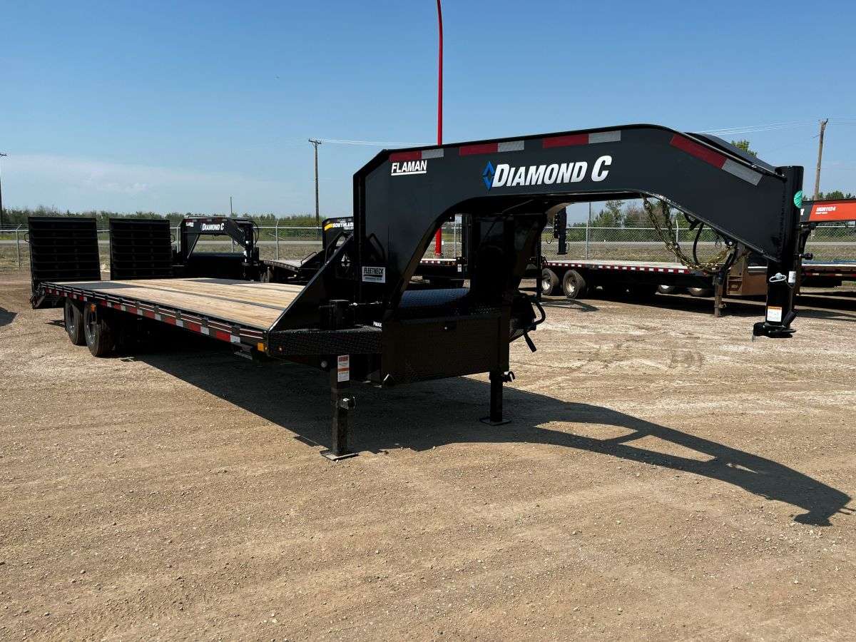 2024 Diamond C FMAX 8'6" x 32' Gooseneck Flat Deck