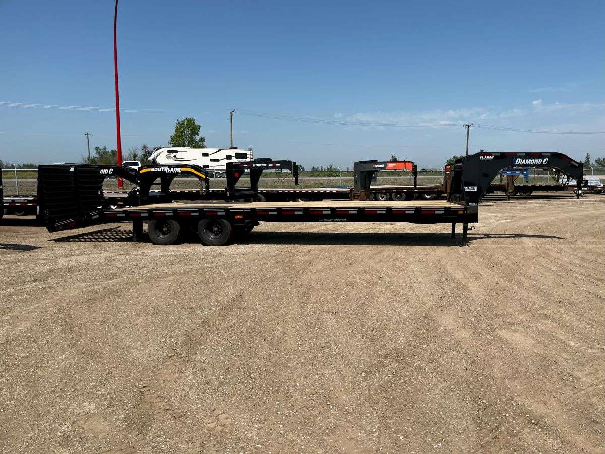 2024 Diamond C FMAX 8'6" x 32' Gooseneck Flat Deck