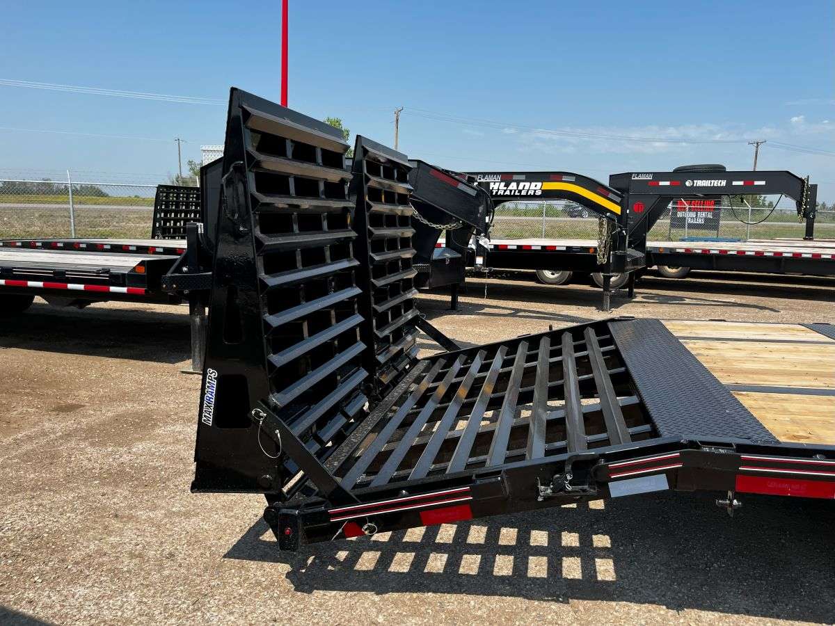 2024 Diamond C FMAX 8'6" x 32' Gooseneck Flat Deck