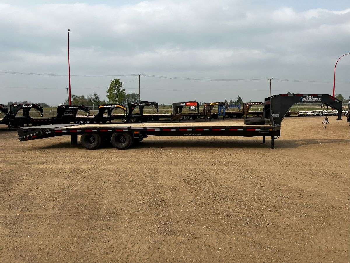 2024 Diamond C FMAX 8'6" x 32' Gooseneck Flat Deck