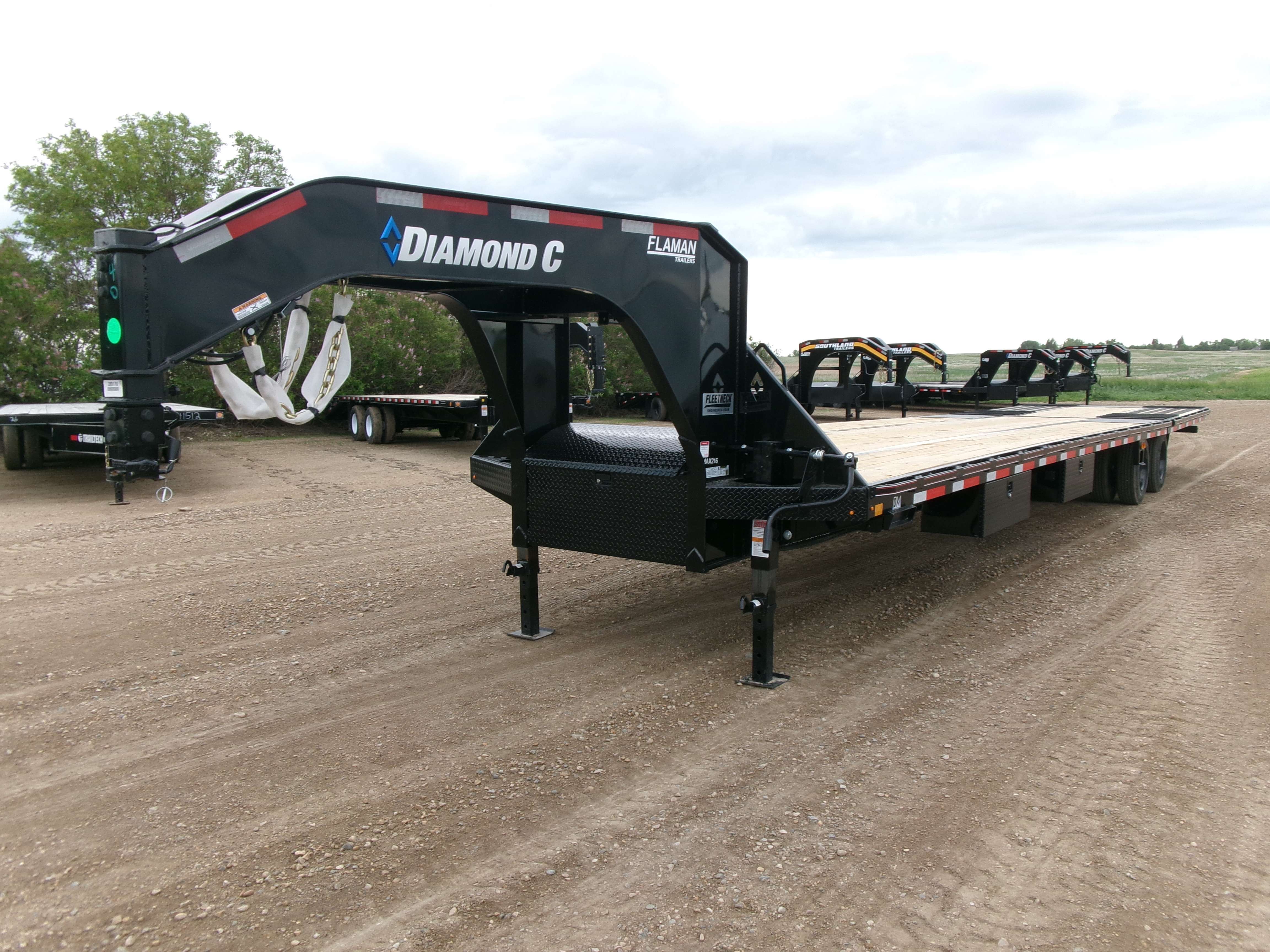 2024 Diamond C FMAX 8'6" x 40' GN Beavertail Flat Deck