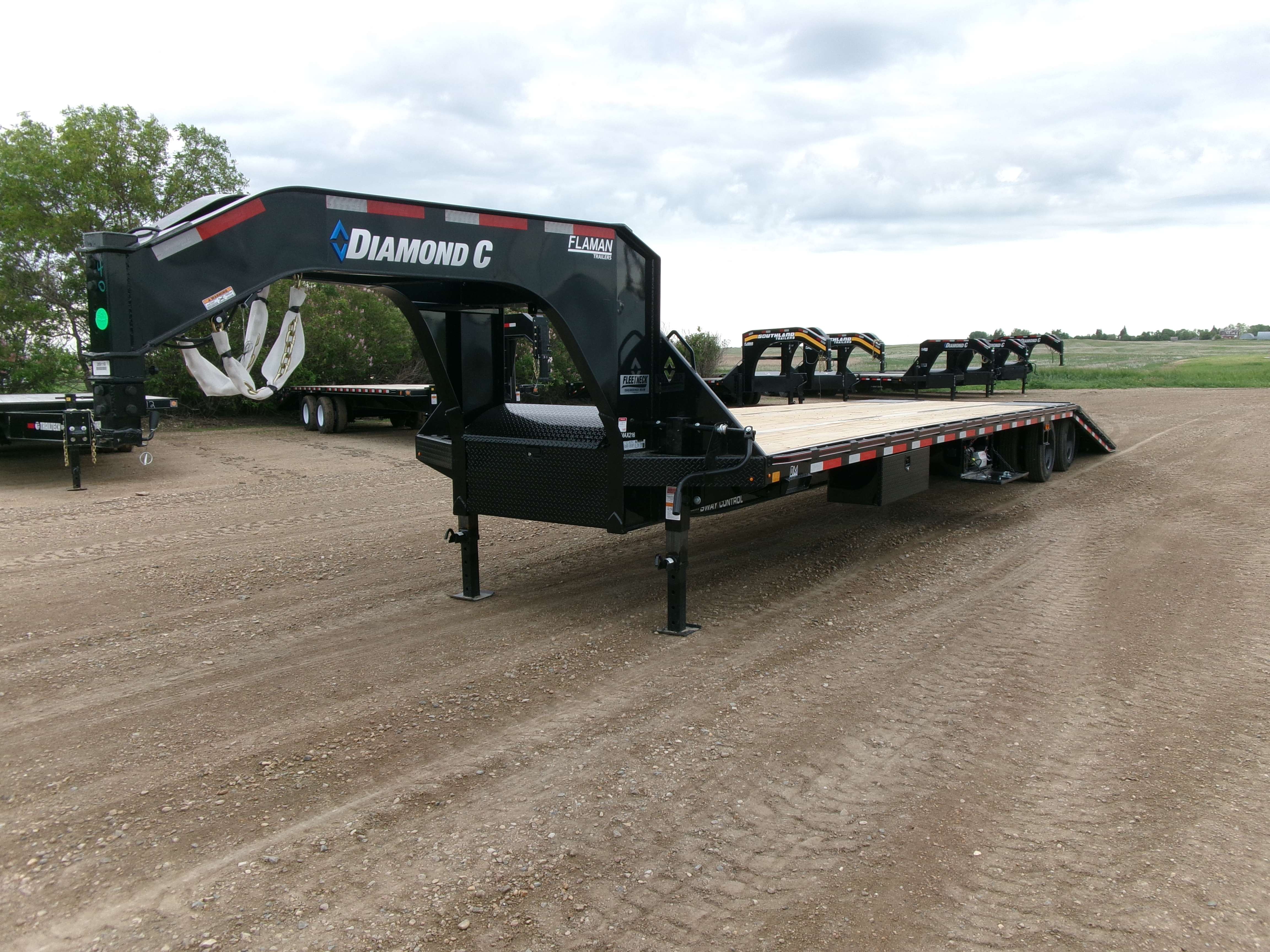 2024 Diamond C FMAX 8'6" x 40' GN Beavertail Flat Deck