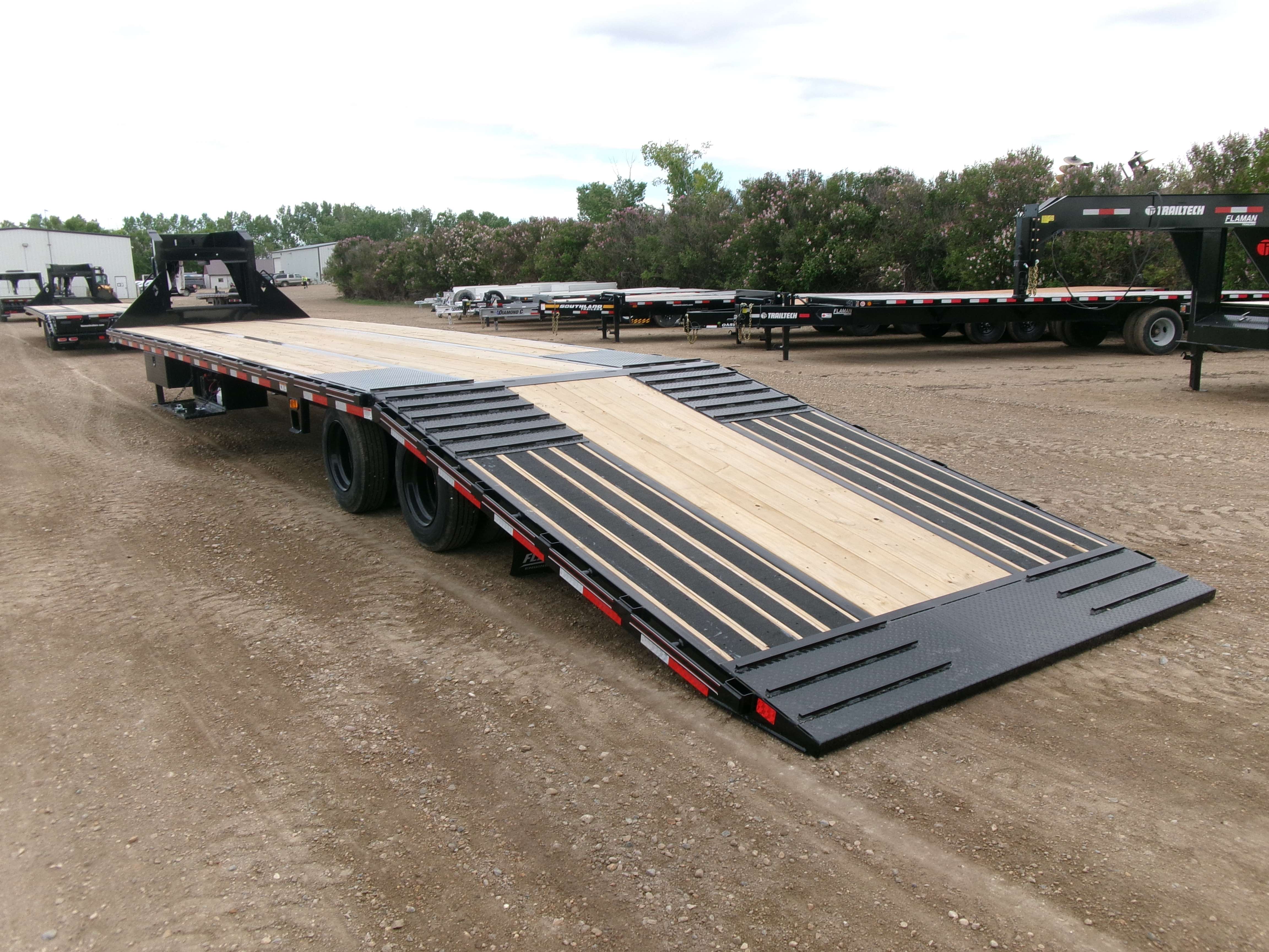 2024 Diamond C FMAX 8'6" x 40' GN Beavertail Flat Deck