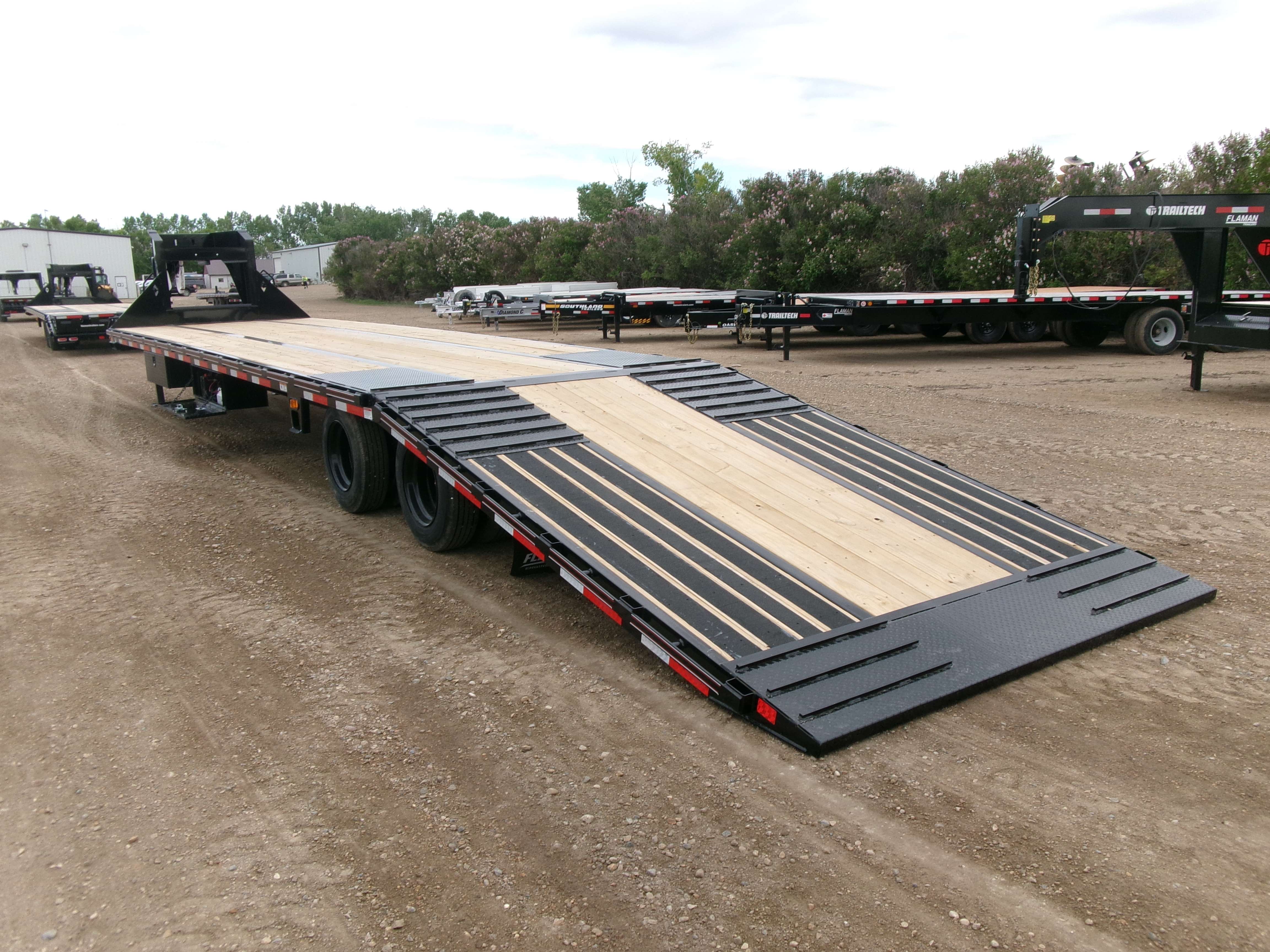 2024 Diamond C FMAX 8'6" x 40' GN BT Flat Deck Trailer
