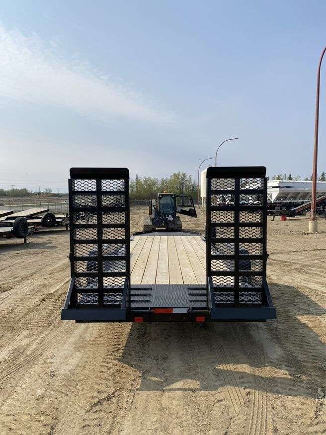 2024 Diamond C LPX 8'6" x 20' Beavertail Flat Deck