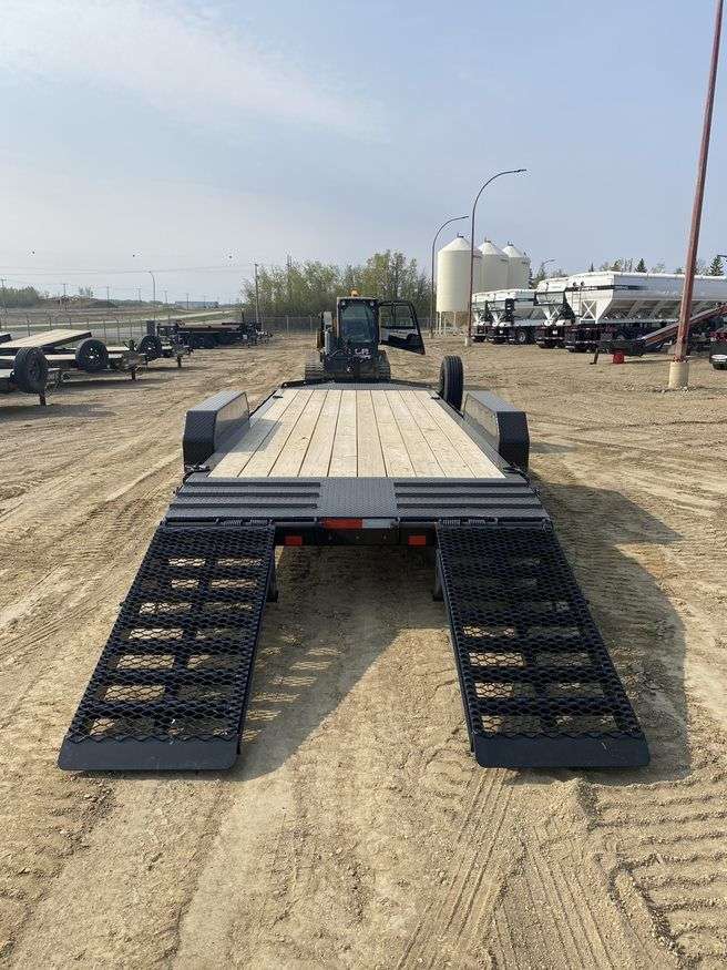 2024 Diamond C LPX 8'6" x 20' Beavertail Flat Deck