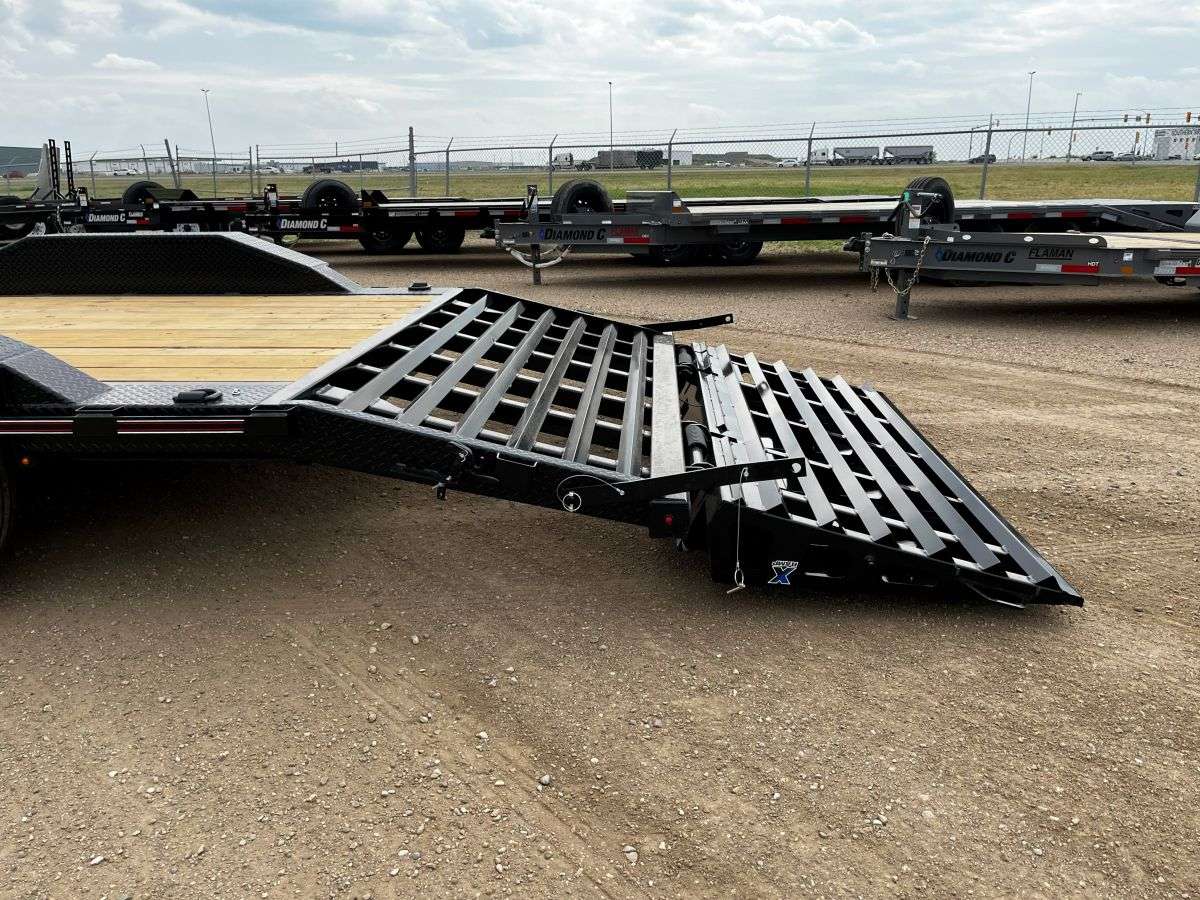 2024 Diamond C LPX 8'6' x 22' Flat Deck