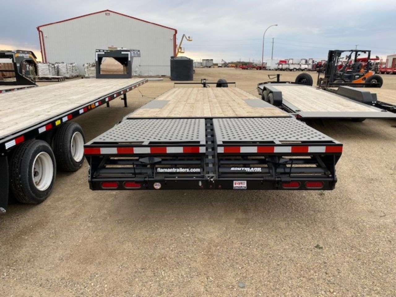 2024 Southland HBA 8'6" x 30' Beavertail Deckover