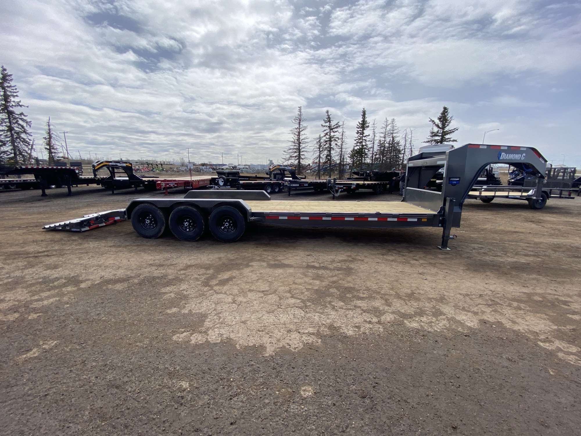 2025 Diamond C 26' Low Profile Gooseneck Trailer