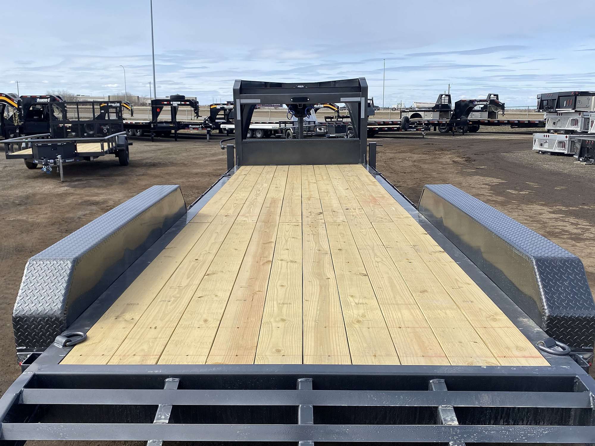 2025 Diamond C 26' Low Profile Gooseneck Trailer