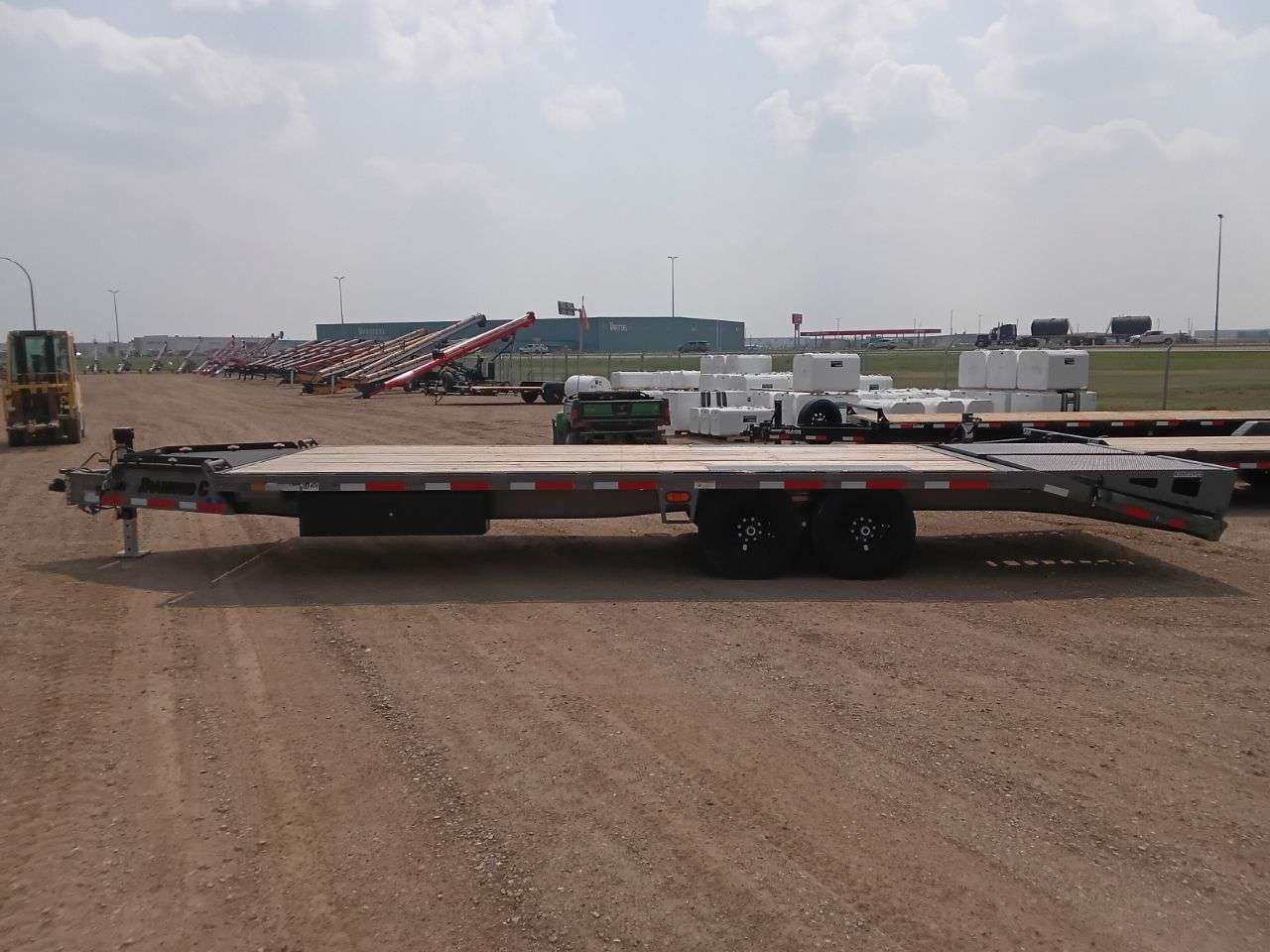 2025 Diamond C DEC 8'6" x 24' Beavertail Deckover
