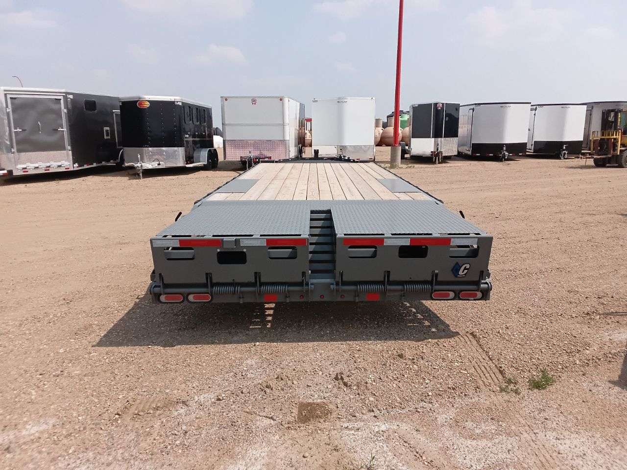 2025 Diamond C DEC 8'6" x 24' Beavertail Deckover