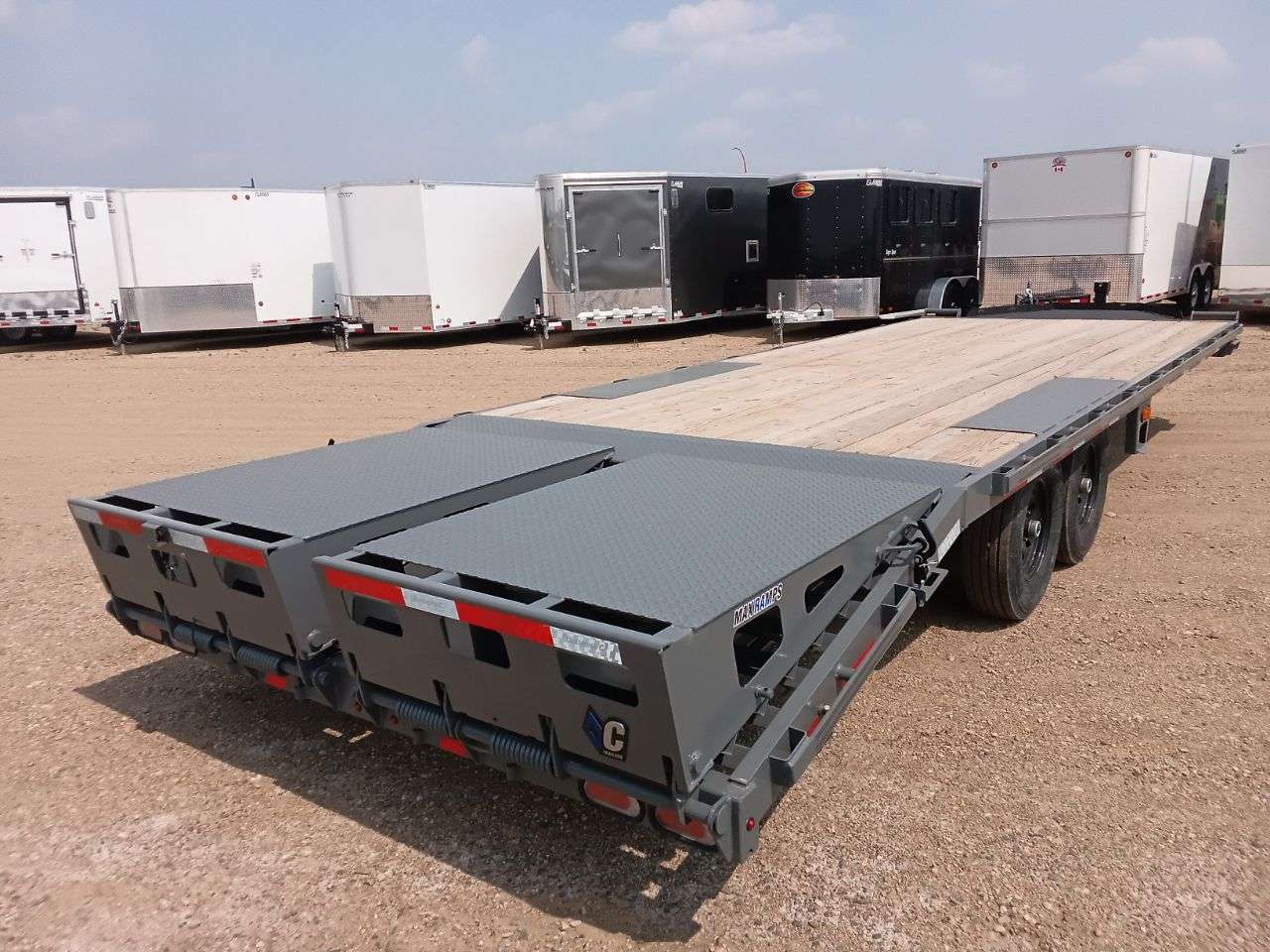 2025 Diamond C DEC 8'6" x 24' Beavertail Deckover