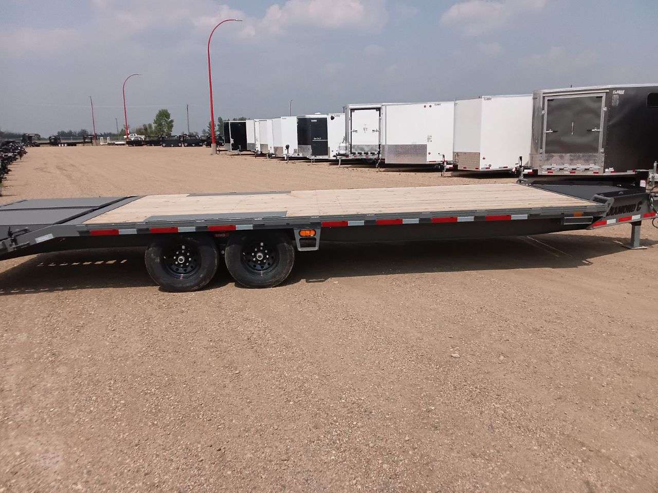 2025 Diamond C DEC 8'6" x 24' Beavertail Deckover