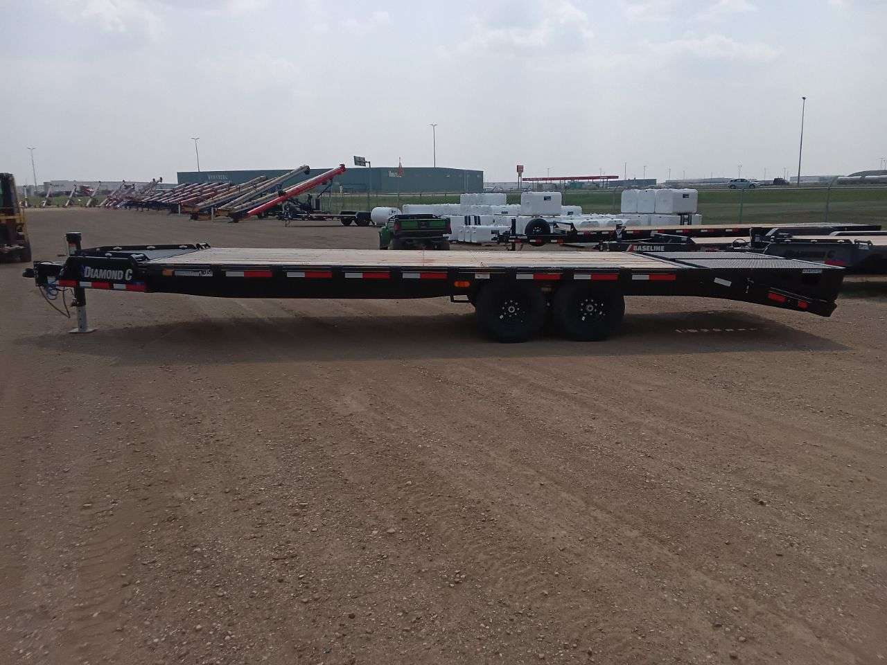 2025 Diamond C DEC 8'6" x 24' Beavertail Deckover