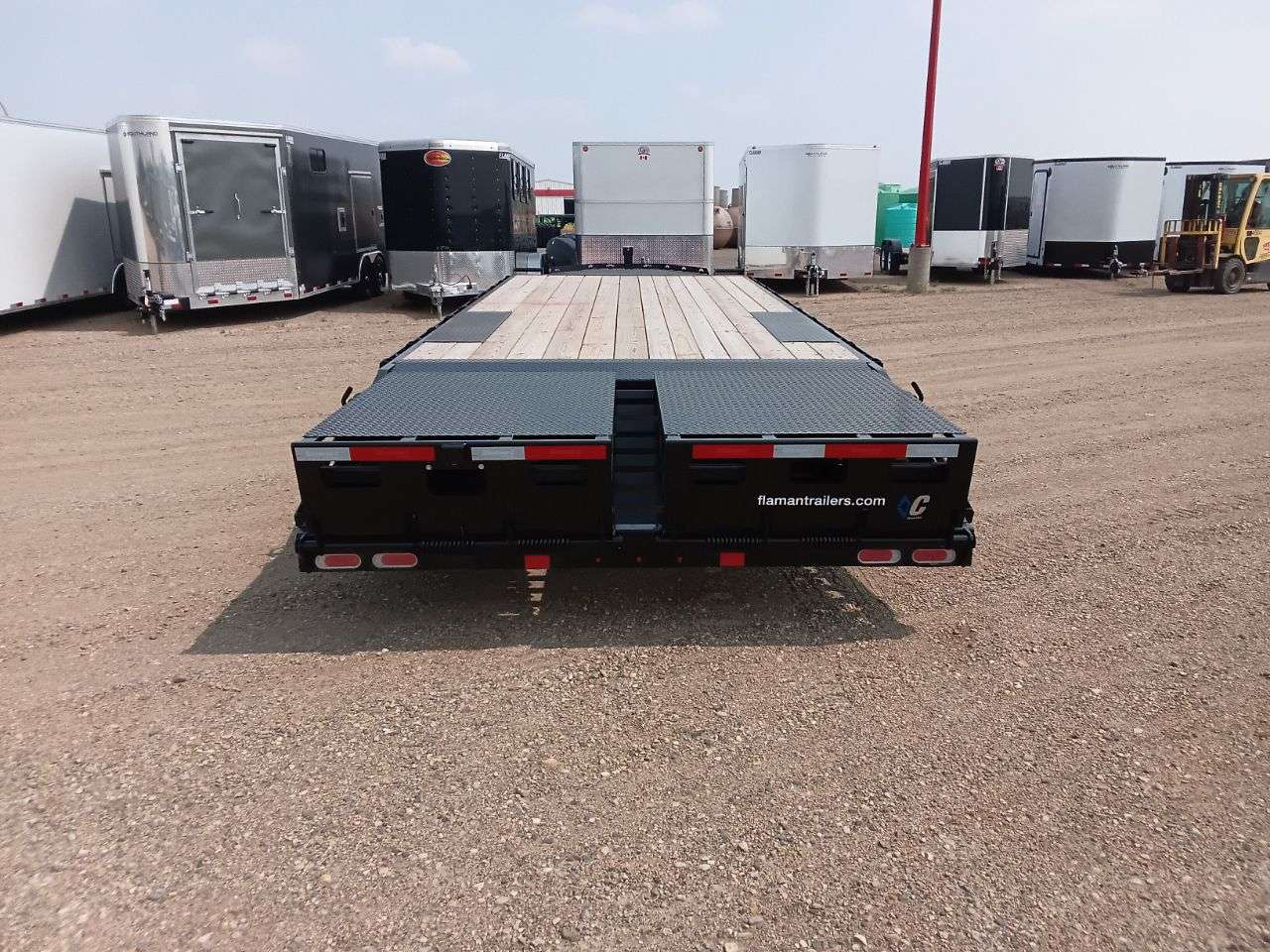 2025 Diamond C DEC 8'6" x 24' Beavertail Deckover