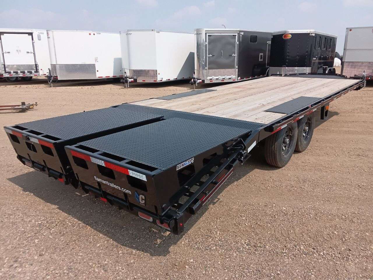 2025 Diamond C DEC 8'6" x 24' Beavertail Deckover