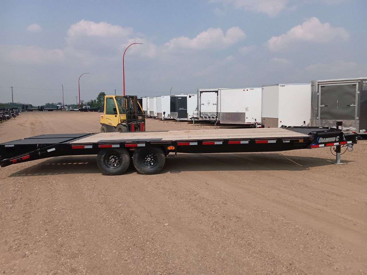 2025 Diamond C DEC 8'6" x 24' Beavertail Deckover