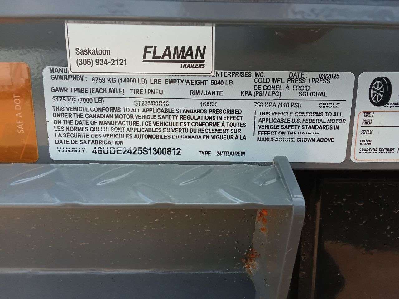 2025 Diamond C DEC 8'6" x 24' Beavertail Deckover Trailer