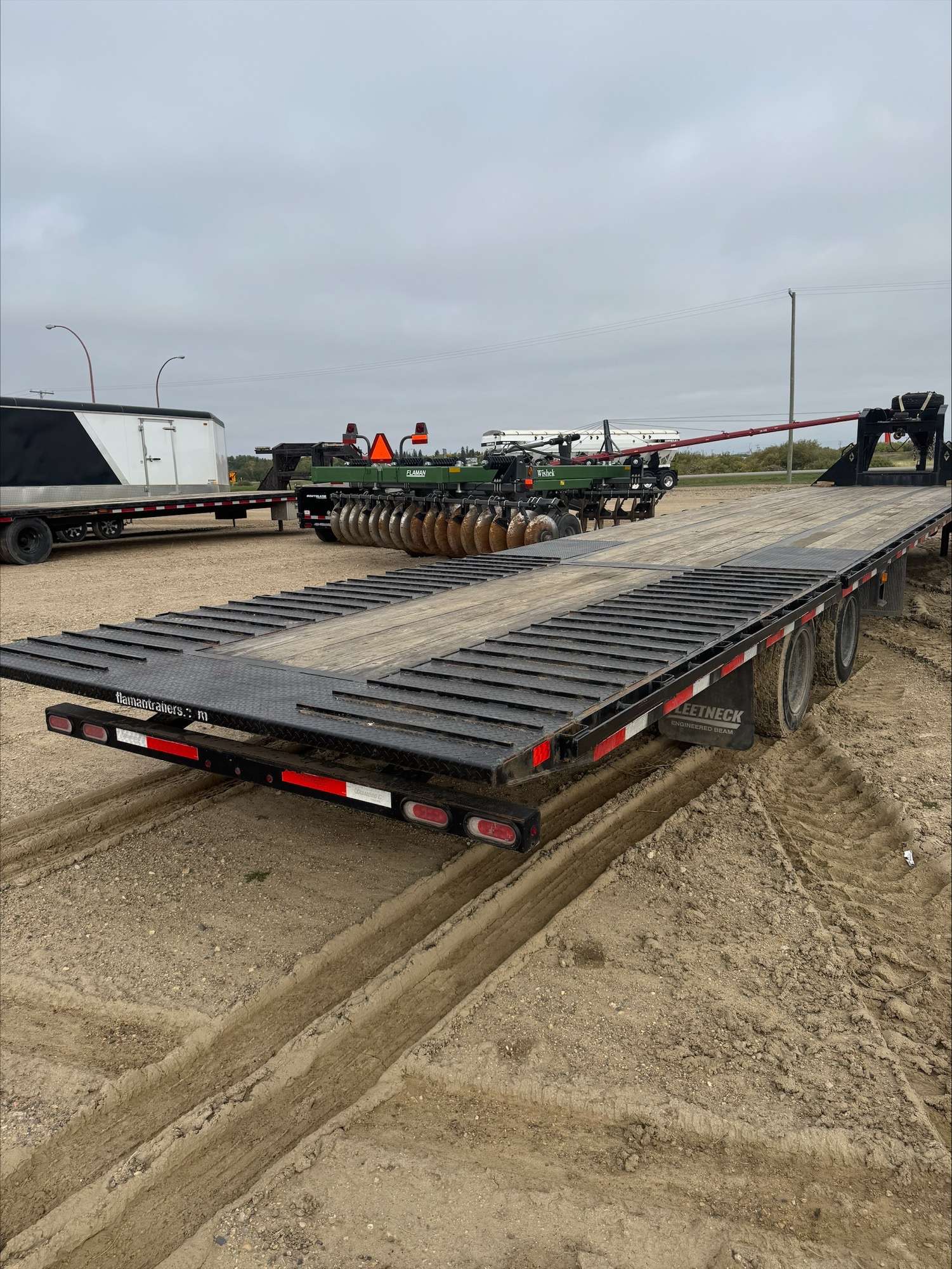 2025 Diamond C FMAX 216 44' Gooseneck